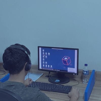 Aluno estudando na Flex Cursos